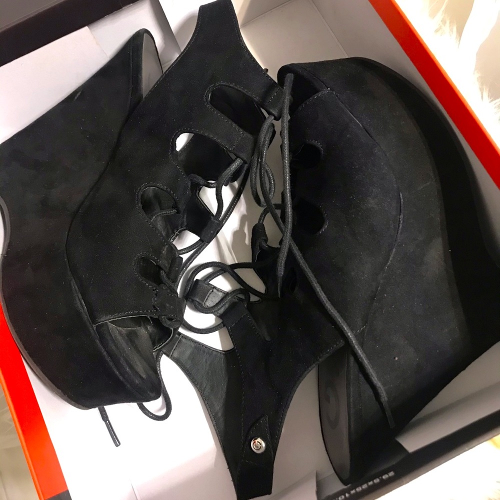 GUESS 7.5 lace-up wedges